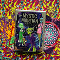 Mystic Martian oracle kortų rinkinys — folijuota dėžutė su trimis ateiviais priekyje ir ryškiai išrikiuotomis kortomis fone