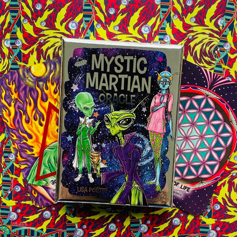 Mystic Martian oracle kortų rinkinys — folijuota dėžutė su trimis ateiviais priekyje ir ryškiai išrikiuotomis kortomis fone