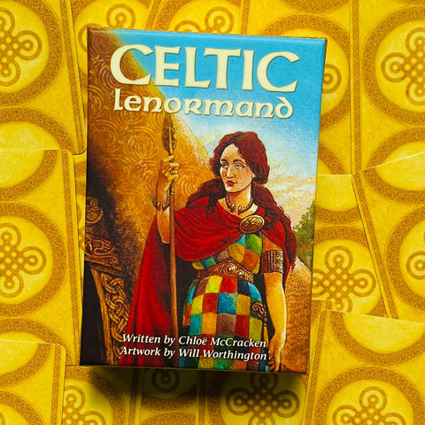 Celtic Lenormand kortų rinkinys – spalvota dėžutė iš arti, matyti pavadinimas ir viršelio iliustracija