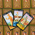 tarot kortos — trys Monetų rūšies kortos išrikiuotos ant aukso ornamentuotų nugarėlių, parodo priekio iliustracijas ir stilių