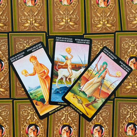 tarot kortos — trys Monetų rūšies kortos išrikiuotos ant aukso ornamentuotų nugarėlių, parodo priekio iliustracijas ir stilių