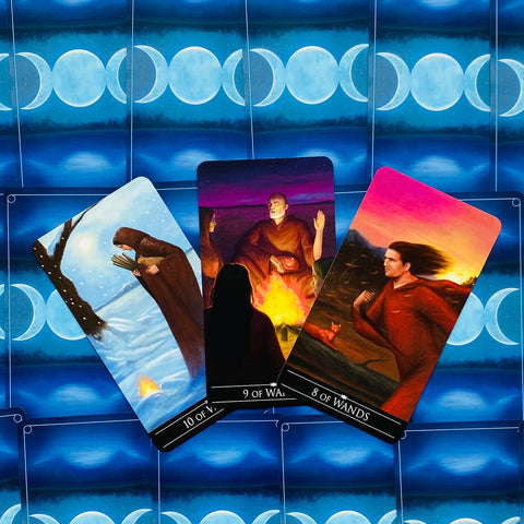 Tarot kortos — trijų lazdelės kortų (8, 9, 10) rinkinys ant mėlynos mėnulio nugarėlės, kampu išdėstytos ir išskirtinės variantui