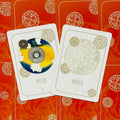 Tarot kortos rinkinyje dvi iliustruotos kortos „Moon“ ir „Winter“ ant raudono ornamentuoto fono, skirtos variantų demonstravimui