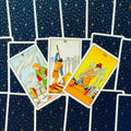 Tarot kortos Rider–Waite stiliaus, tamsiai mėlyna žvaigždėta nugarėlė, trijų kortų išdėstymas (V, VI, VII) rodantis konfliktą ir pergalę