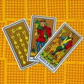 tarot kortos Marseille stiliaus, trys taurės priekinės kortos su spalvotu piešiniu ant raštuoto geltono fono