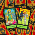 Tarot kortos — dvi Pentaklų kortos (Pentaklų karalienė ir riteris) su ryškiu žaliu priekiu ir raudona ornamentuota nugarėle