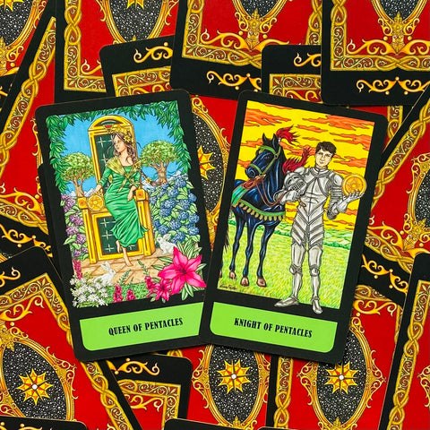Tarot kortos — dvi Pentaklų kortos (Pentaklų karalienė ir riteris) su ryškiu žaliu priekiu ir raudona ornamentuota nugarėle