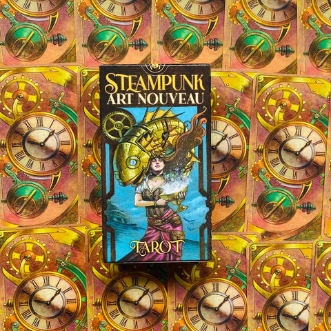 Tarot kortos Steampunk Art Nouveau — juoda dėžutė su moters iliustracija, centrinė priekinė pusė ant laikrodžių fono