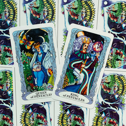 Tarot kortos Queen of Pentacles ir King of Pentacles ant spalvingo galinio fono, dvi persidengiančios kortos demonstruojančios kitokį dizaino variantą