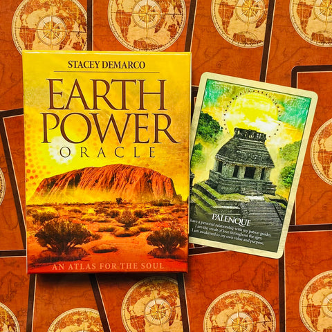 Earth Power Oracle kortų rinkinys geltonai oranžinėje dėžutėje, matoma priekinė pakuotė ir Palenque korta su šventyklos iliustracija