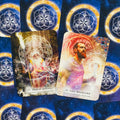 kortos orakulinės, dvi atverstos kortos (Magical Alchemy, Lord Melchizedek) ant mėlyno žvaigždėto fono, artimas kampas