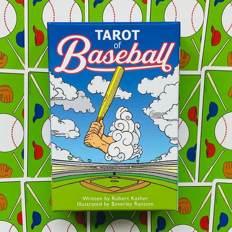 Tarot of Baseball dėžutės priekinis vaizdas, mėlynas dangtis su pakelta geltona lazda, parašė Robert Kasher, iliustravo Beverley Ransom; fone žalių beisbolo kortų galinės pusės