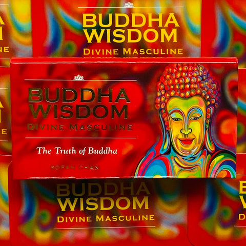 Buddha Wisdom knyga raudonu viršeliu su subtitru Divine Masculine ir ryškiu, spalvingu Budos portretu priekinėje dangtyje, arti