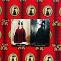 Tarot kortos su dviem iliustruotomis kortomis Ballroom of Echoes ir Twilight Nocturne, pateiktos ant raudono barokinio dėklo