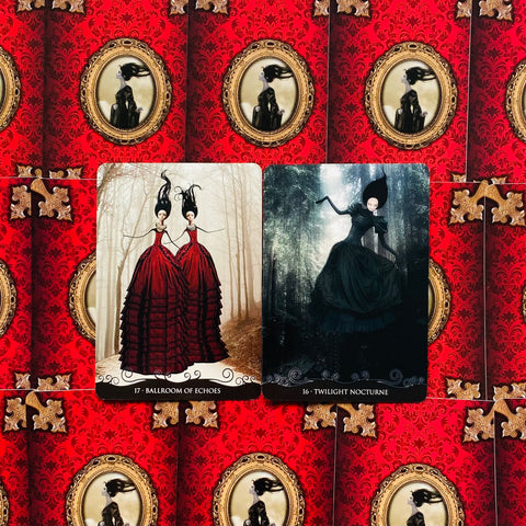 Tarot kortos su dviem iliustruotomis kortomis Ballroom of Echoes ir Twilight Nocturne, pateiktos ant raudono barokinio dėklo