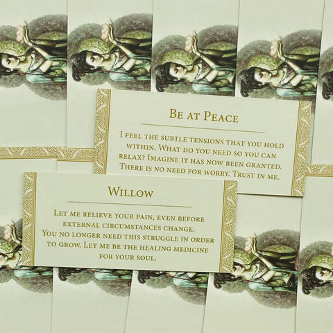 Orakulinės kortos, kreminės su auksinėmis detalėmis, artimas plokščias kadravimas su „Willow“ ir „Be at Peace“ tekstais, dekoratyvinė iliustracija kampuose
