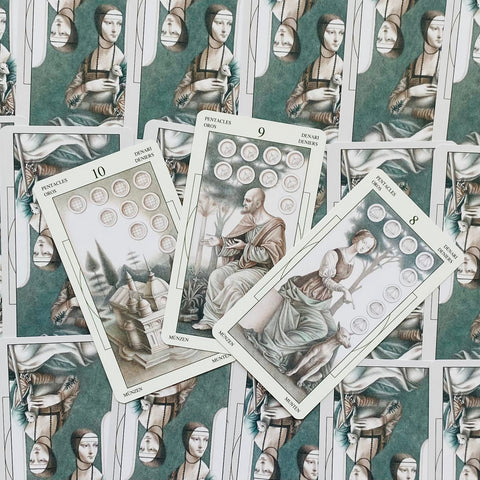 tarot kortos Pentacles komplektas su žaliomis nugarėlėmis, trijų kortų (8–10) priekinių pusių išdėstymas pirkimo puslapyje