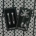 Taro kortos juodos‑baltos, Ace of Wands ir Two of Wands kortos išdėstytos ant geometrinio nugarėlių rašto, variantas su atversta priekine puse