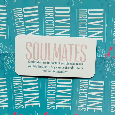 kortelė Soulmates balta su rožiniais raidėmis ant turkio fono su tekstu apie sielos draugus