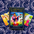 tarot kortos BelindaGrace tamsiai mėlyname dėkle su spalvingomis iliustruotomis kortomis, rodoma iš priekio ant žvaigždėto fono