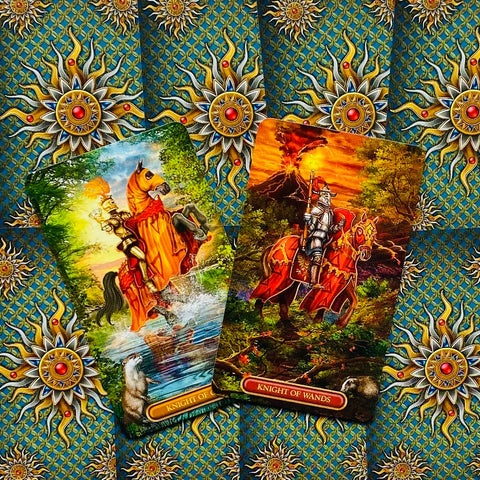 Tarot kortos Knight of Wands — dvi spalvingos riterių kortos (žalias ir ugninis variantas) ant ornamentuoto fono