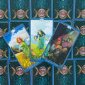 Tarot kortos trijų kortų išdėstyme, mėlyti rėmeliai ir ryškūs žemės motyvai su tamsia žvaigždėta nugarėle