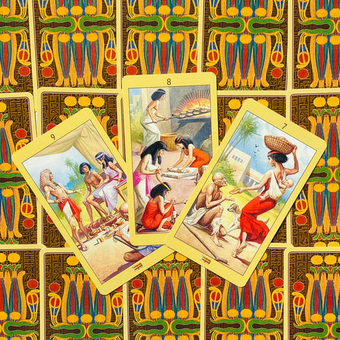 Tarot kortos Egipto dizaino, trijų kortų išdėstymas su ryškiais geltonais borteliais ir ornamentuota nugarėle