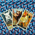 Tarot kortos su šunų iliustracijomis — trys kortos (Page, Knight of Wands ir balta mažesnė) ant mėlyno kaulų fono