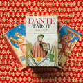Dante tarot kortos: dėžutė su Dante iliustracija ir dvi išskleistos kortos ant raudono ornamentuoto fono