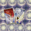 tarot kortos, dviejų kortų išklotinė (Ten of Swords ir Nine of Swords) ant violetinio fono su ryškiu raudonu ir mėlynu iliustracijų kontrastu