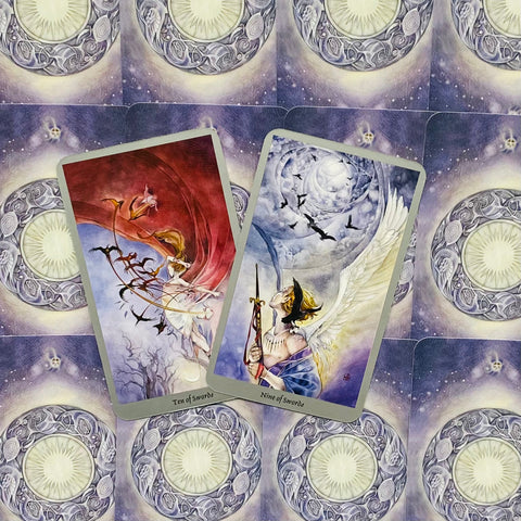 tarot kortos, dviejų kortų išklotinė (Ten of Swords ir Nine of Swords) ant violetinio fono su ryškiu raudonu ir mėlynu iliustracijų kontrastu