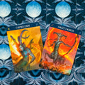 tarot kortos Capricorn ir Sagittarius iš iliustruoto astrologinių kortų rinkinio ant mėnulio rašto fono, ryškūs geltoni ir oranžiniai atspalviai skirtumui nuo kitų variantų