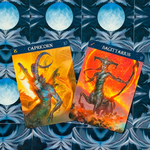 tarot kortos Capricorn ir Sagittarius iš iliustruoto astrologinių kortų rinkinio ant mėnulio rašto fono, ryškūs geltoni ir oranžiniai atspalviai skirtumui nuo kitų variantų