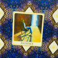 tarot korta Kantrybė, ryškus geltonas apšvietimas ir sėdinčio silueto motyvas ant mėlyno fono, skirta skaitymams