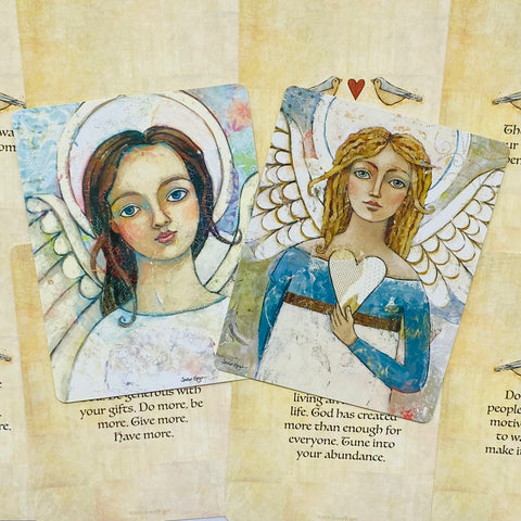 Angelų kortos su dviem pastelinėmis iliustracijomis, viena laiko baltą širdį, kita žiūri tiesiai į priekį