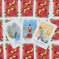 Tarot kortos su raudonomis nugarėlėmis: trys atverstos Kardų serijos kortos (Nine, Eight, Seven), centre užrišta Eight of Swords, išdėstytos vėduoklės formoje