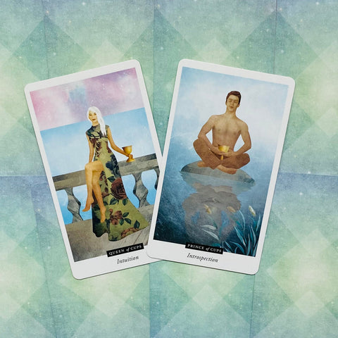 Tarot kortos, dvi taurės kortos (Queen of Cups ir Prince of Cups) ant žalsvo raštuoto fono, pabrėžia intuiciją ir introspekciją