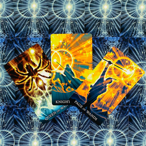 Tarot kortos – trijų Wands rūmų kortelių komplektas, ryškios oranžinės ir mėlynos spalvos, plokščias išdėstymas ant žvaigždėto fono