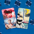 Tarot kortos – dvi iliustruotos Kalavijų kortos (3 ir 9) ant mėlyno fono, horizontaliai išdėstytos, artimas kampas
