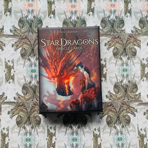 StarDragons orakulo kortos, Paolo Barbieri dėžutės priekinis viršelis su ugniniu raudonu drakonu, fotonu iš viršaus ant raštuoto fono