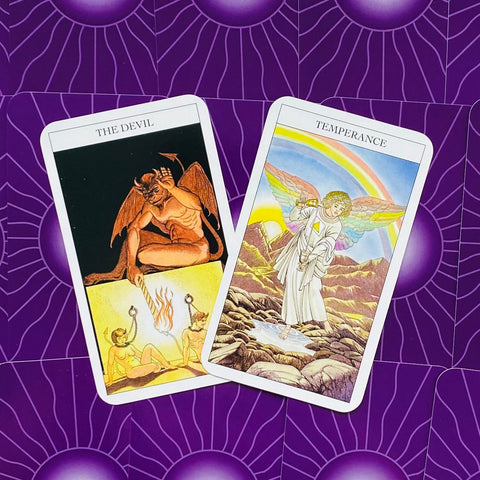 Tarot kortos dviejų kortų rinkinio (The Devil ir Temperance) iš viršaus ant violetinio raštuoto fono, kampuotos