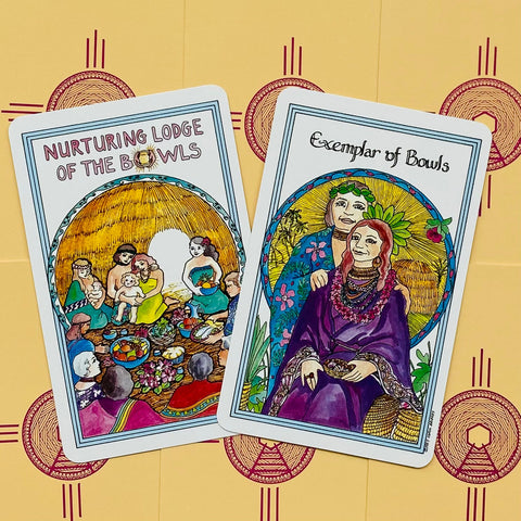 Tarot kortos spalvotos, dvi atviros kortos (Nurturing Lodge of the Bowls ir Exemplar of Bowls) ant geltono raštuoto fono