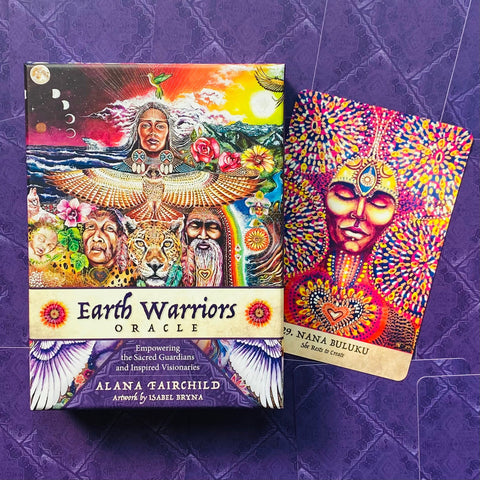 Earth Warriors oracle kortos – Alana Fairchild dėžutė su spalvinga sakraline iliustracija ir viena korta šalia