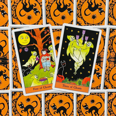 Tarot kortos Halloween rinkinys: dvi atviros kortos (Three of Ghosts, Four of Ghosts) ant oranžinių nugarėlių