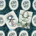 tarot kortos – dvi iliustruotos kortos su mėlynais ir žalsvais veidų motyvais, fotografuotos iš arti; šis variantas skirtas dizaino peržiūrai, skiriasi nuo kitų kortų fone ir piešiniu