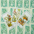 Tarot kortos Rider–Waite stiliumi, trys atverstos kortos (Riteris, Puslapis, 10 lazdų) fanuotos ant žalių nugarėlių