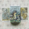 Phantasma Tarot kortų rinkinys su iliustruota dėže centre ir dviem atverstomis kortomis, akvareliniai piešiniai
