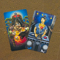 Tarot kortos, dvi spalvotos kortos (8 ir 7) atverstos plokščiai ant geometrinio juodai aukso fono, skirtingi piešiniai