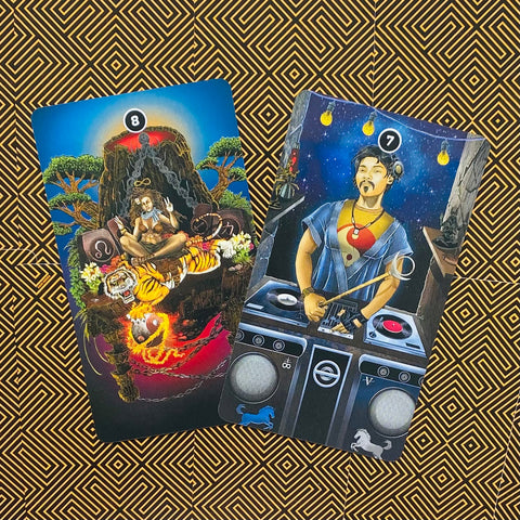 Tarot kortos, dvi spalvotos kortos (8 ir 7) atverstos plokščiai ant geometrinio juodai aukso fono, skirtingi piešiniai