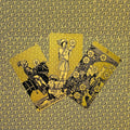 Tarot kortos su aukso folijos pentaklėmis, trys kortų variantai išdėstyti vėduokle ant auksinio mozaikinio fono